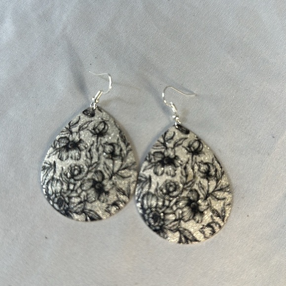 Pretty sparkly silvertone metal flower earrings - Picture 6 of 6